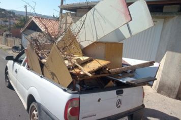 Departamento de Serviços Urbanos realizou o trabalho de coleta de galhos e restos de móveis.
