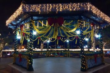 Prefeitura de Espírito Santo do Pinhal realiza decoração natalina