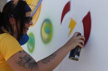 Artista pinhalense transforma muro em obra de arte