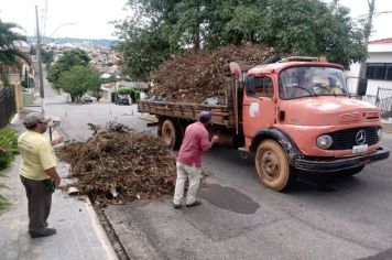 O Departamento de Serviços Urbanos realizou a limpeza pós chuvas em ruas do Largo São João e Vila Madruga