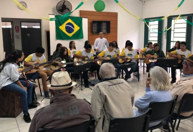 Orquestra de Violeiros da Associação Crescer no Campo realiza apresentação no Centro Dia do Idoso
