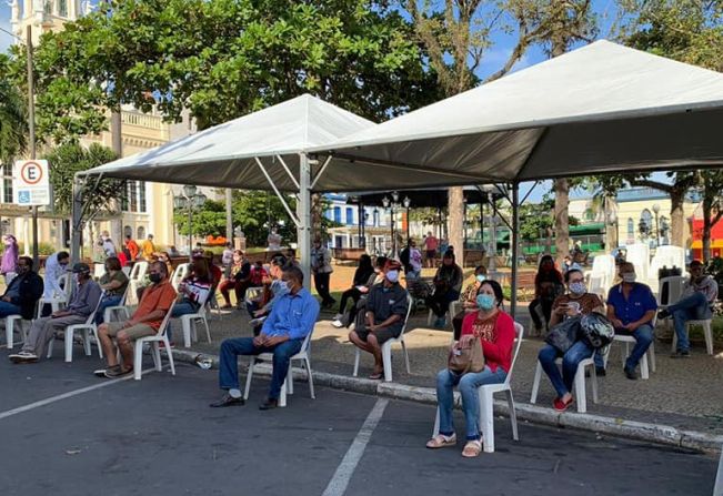 Prefeitura de Espírito Santo do Pinhal instala tendas e cadeiras para atender beneficiários do Auxílio Emergencial 