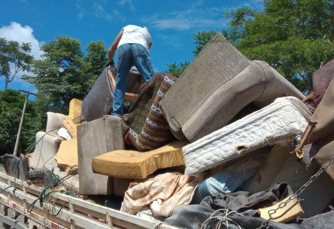 A Prefeitura Municipal, através do Departamento de Serviços Urbanos, continua realizando a limpeza e coleta dos móveis descartados