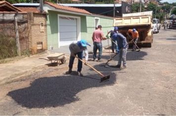 OPERAÇÃO TAPA BURACOS NA RUA VICTÓRIO PASSARELI