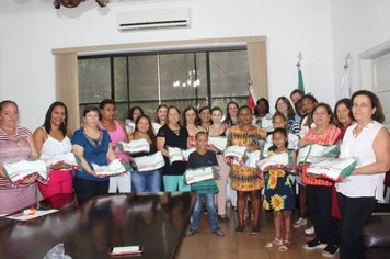 Entrega dos certificados às participantes dos projetos Natal Espetacular e Costurando o Futuro