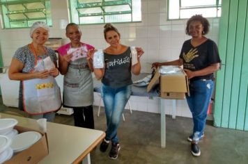 Grupo de voluntários confecciona e faz doação de máscaras para o Departamento de Promoção Social