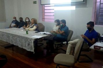 Na noite desta Quarta-Feira, 03, a Prefeita Municipal se reuniu com os expositores da Feira Noturna