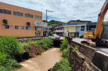 ADMINISTRAÇÃO MUNICIPAL CONTINUA REALIZANDO O DESASSOREAMENTO DOS CÓRREGOS