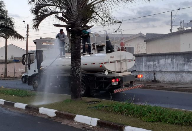 O Departamento de Serviços Urbanos, em parceria com o Departamento de Obras, realiza semanalmente a irrigação dos canteiros das Avenidas